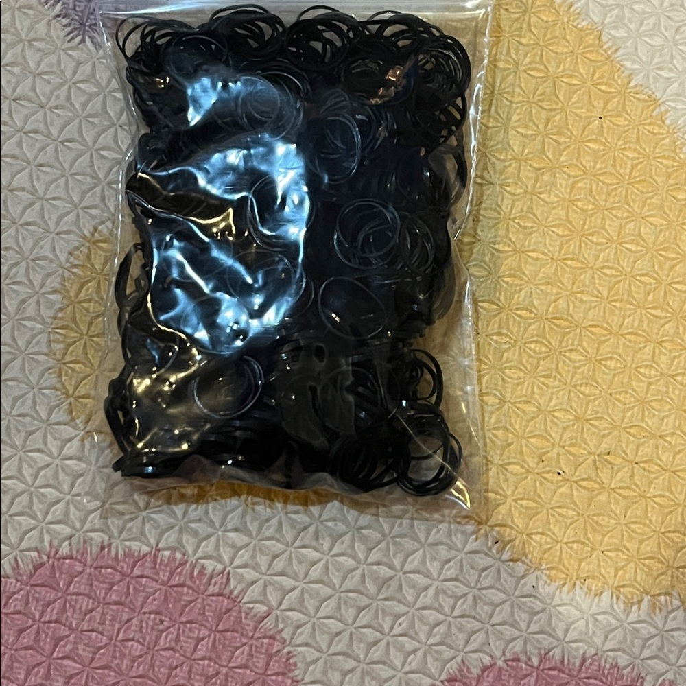 400 Plus Black Hair Elastics in Clear Pouch NIP